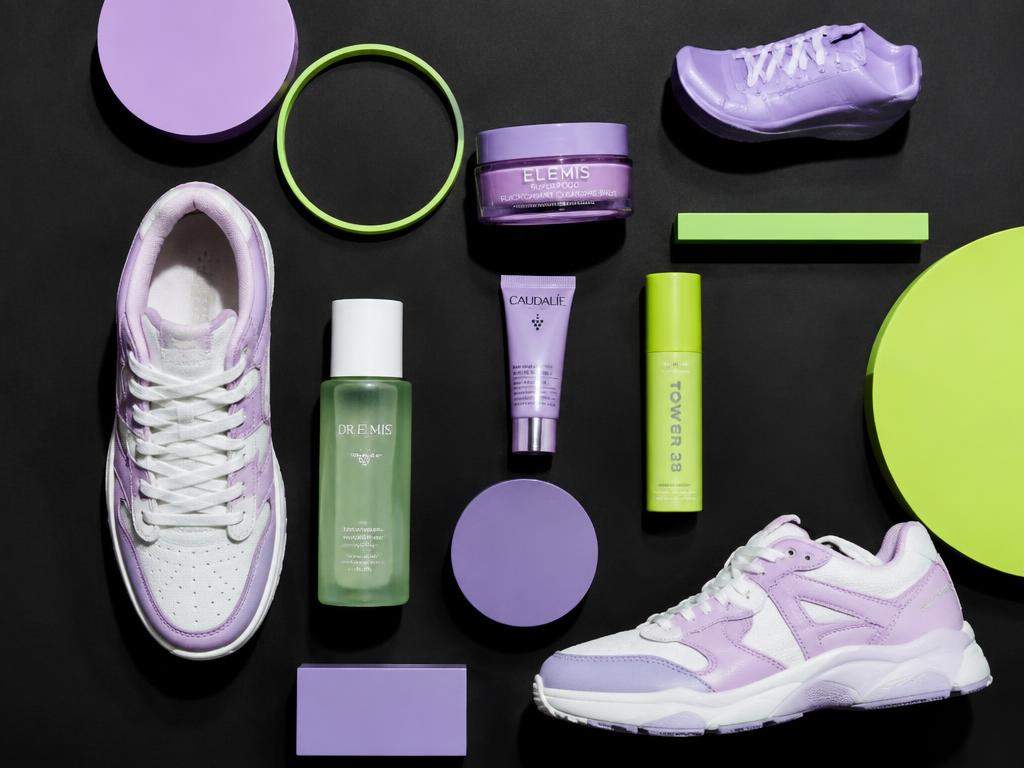 Product arrangement representing an e-commerce website concept